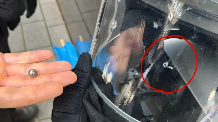 Eskalation in Köln: Vermummte attackieren Polizei mit Stahlkugeln und greifen nach Dienstwaffe
