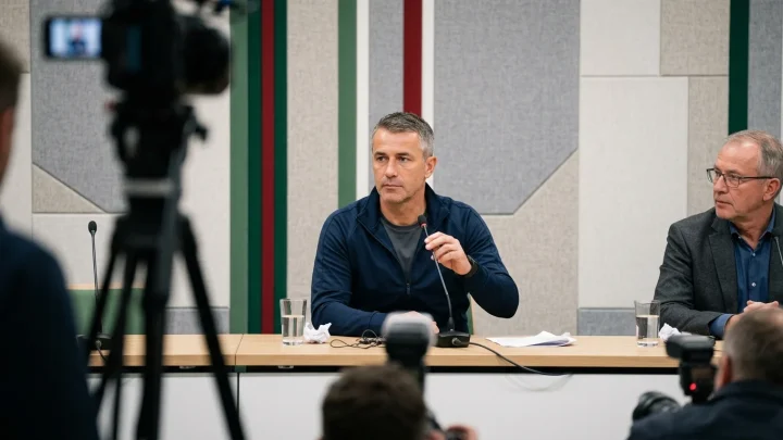 Mikrofone auf einem Podium bei einer Fußball-Pressekonferenz
