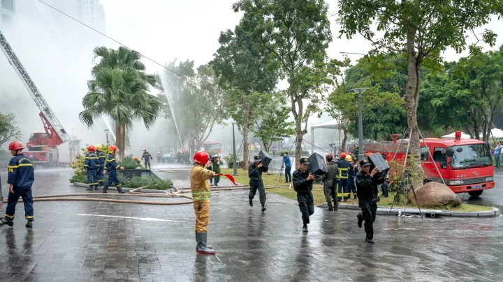 Einsatz nach einem Feuer in einer Schule in Hochheim