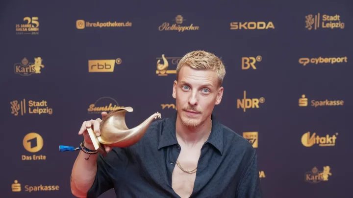 Goldene Henne für Felix Lobrecht: Comedy-Star siegt mit Millionen-Rückhalt