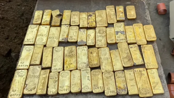 Goldschatz in Kellerwand eingemauert: Bauarbeiter finden Barren und Münzen für 9 Millionen Euro