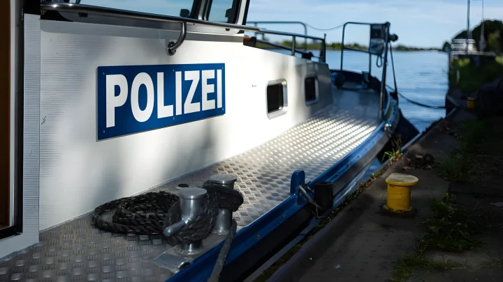 Havarie auf der Mosel: Passagierschiff mit 150 Menschen rammt Brücke bei Traben-Trarbach