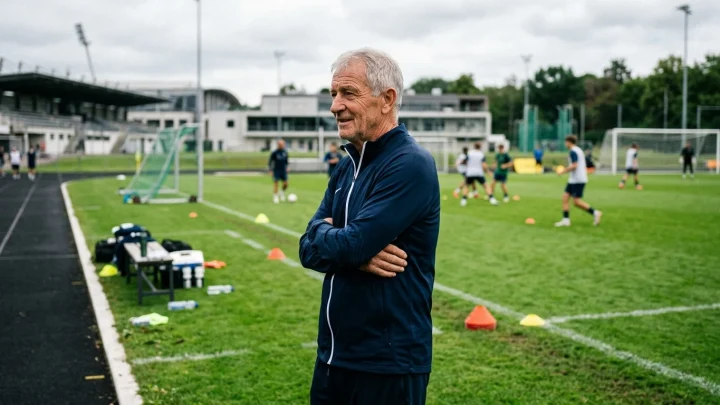 Hermann Gerland am Spielfeldrand während eines Fußballspiels