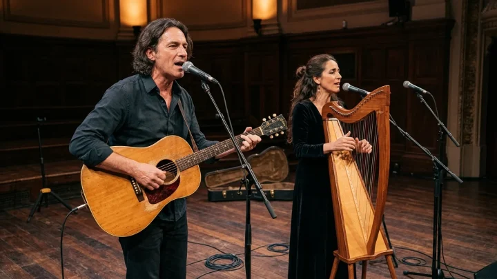 John Kelly und Maite Itoiz bei einem gemeinsamen Live-Auftritt mit Gitarre und Gesang