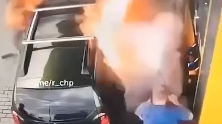 Kanister auf Rückbank befüllt: Auto geht an Tankstelle in Flammen auf