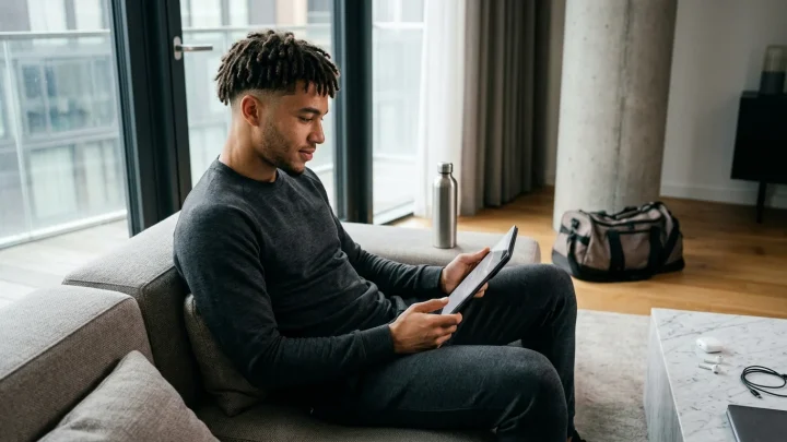 Fußballprofi Karim Adeyemi im Sprint auf dem Rasen