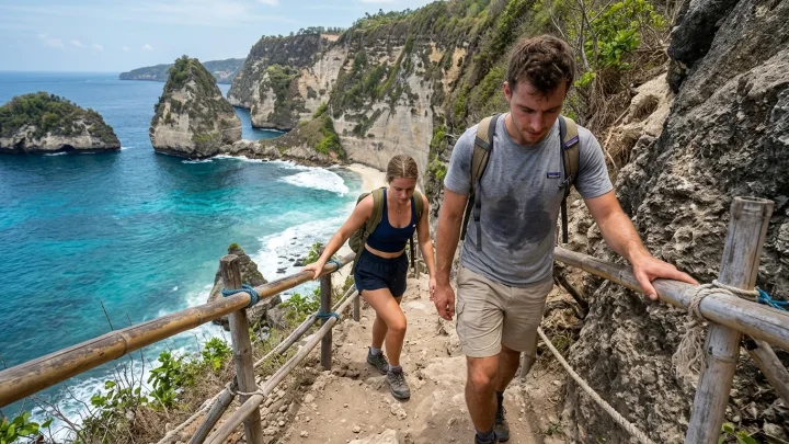 Blick auf die berühmte T-Rex-Klippenformation am Kelingking Beach auf Nusa Penida