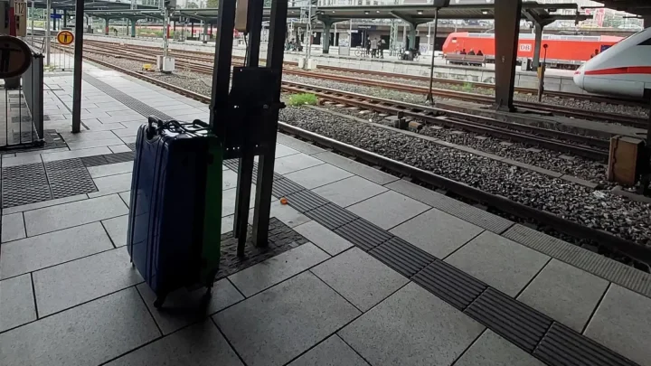 Koffer mit Fahrradschloss an Pfeiler gekettet: Bundespolizei sperrt Gleis 11 und 12 in Hamburg