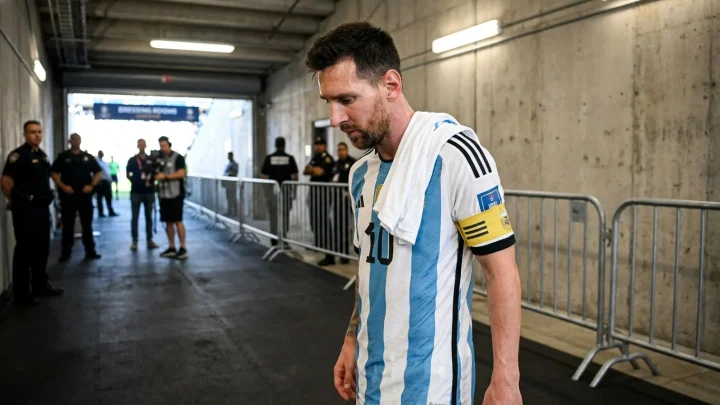 Lionel Messi im Trikot der argentinischen Nationalmannschaft blickt fokussiert auf das Spielfeld