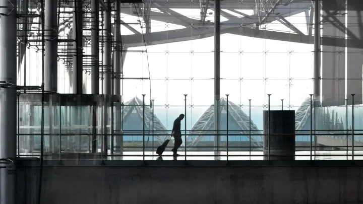 Reisende laufen durch den Fernbahnhof am Flughafen Frankfurt