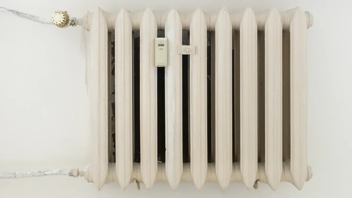 Heizkörper mit Thermostatventil in einer Wohnung