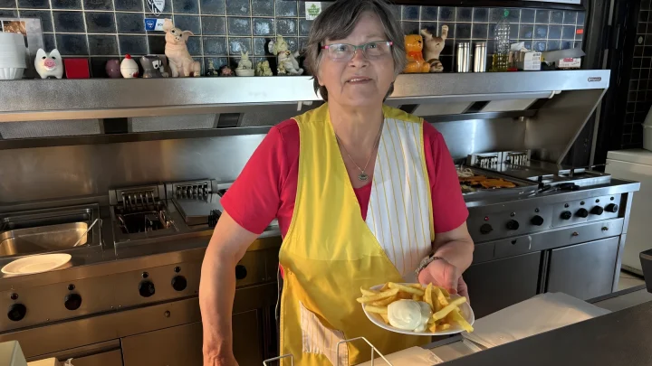 Nach 54 Jahren am Imbiss-Grill: Bochums beliebte „Pommes-Omi“ geht in den Ruhestand