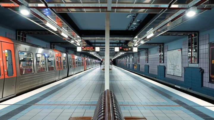 Gleisanlage und Bahnsteig am U-Bahnhof Schönhauser Allee in Berlin