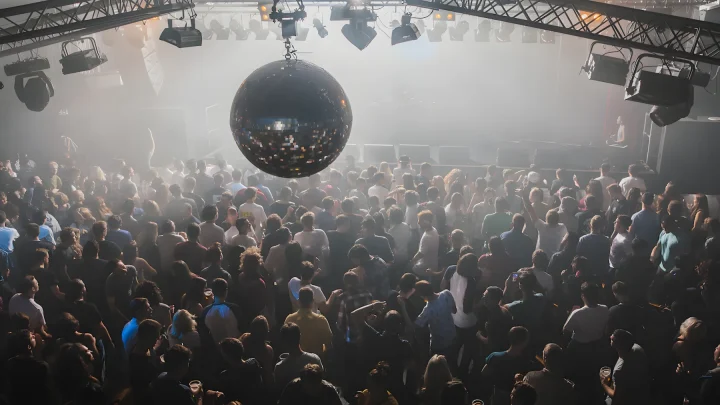 PwC-Party in Kopenhagen: Riesige Discokugel stürzt auf 40-Jährigen – 4 Verletzte