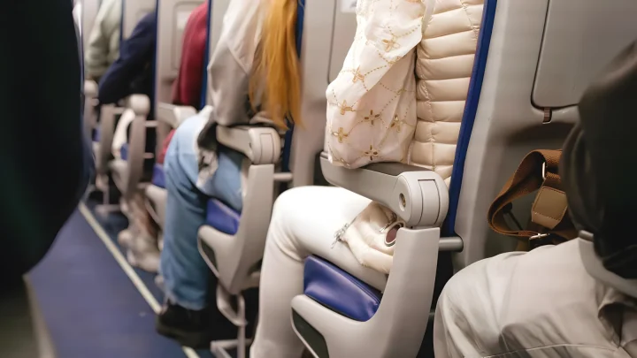 Reinigung erst nach 500 Flugstunden: Warum Experten von Leggings und kurzen Hosen an Bord abraten