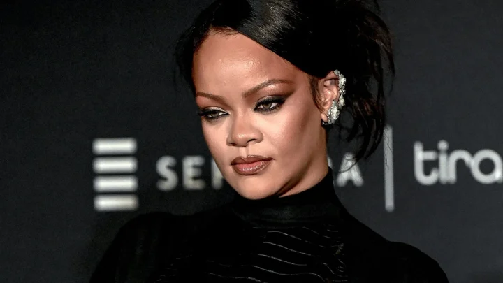 Rihanna lässt riesige BHs über New York schweben: Spektakuläre Aktion zur Fashion Week