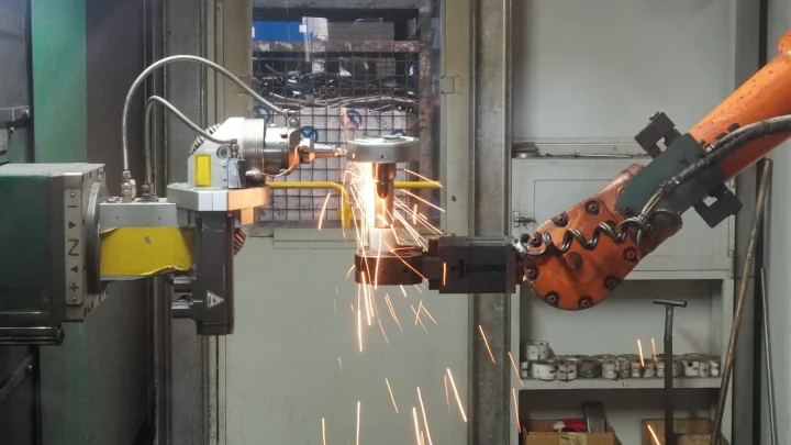 Moderne Industrieroboter in einer Fertigungshalle der Automobilproduktion