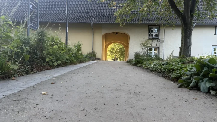Schloss Hardenberg in Velbert: Frisch gebaute Fußwege müssen wieder komplett abgerissen werden
