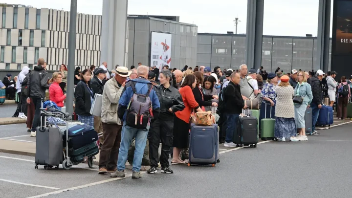 Sprengstoff-Alarm am Flughafen BER: Polizei räumt Terminal 1 nach Vorfall am Servicepoint