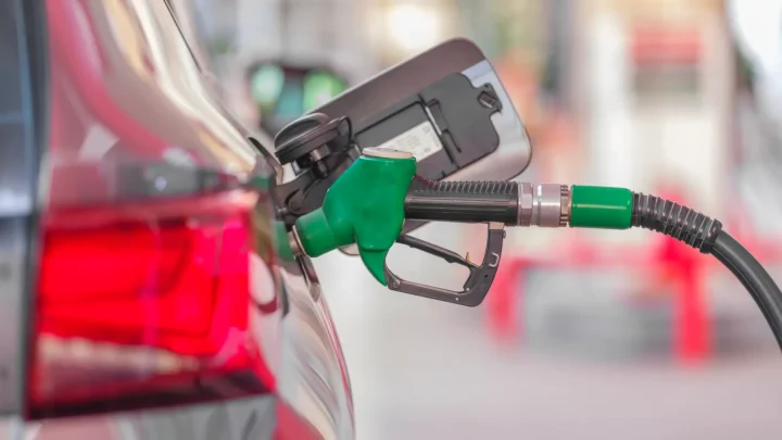 Preisanzeige an einer Tankstelle für Benzin und Diesel