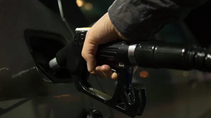 Zapfsäule an einer Tankstelle mit Anzeige der Kraftstoffpreise für Super und Diesel