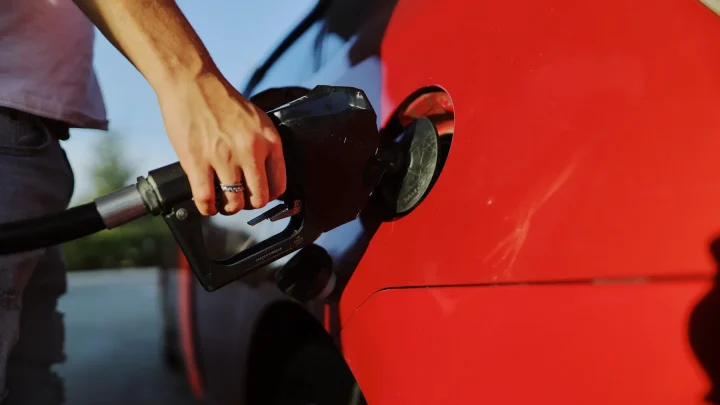 Zapfsäule an einer Tankstelle mit Preisanzeige für Benzin und Diesel