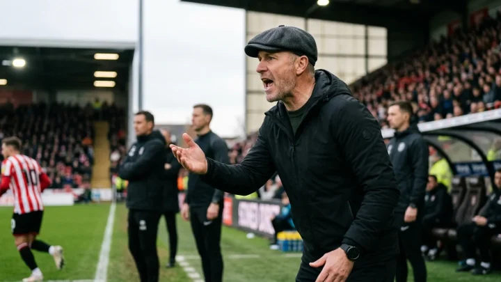 Fußballtrainer Steffen Baumgart am Spielfeldrand während eines Ligaspiels