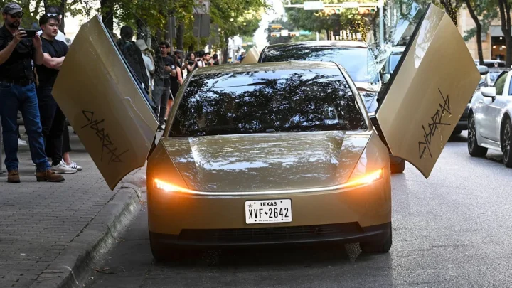 Tesla startet Robotaxi-Dienst: 420 autonome Fahrzeuge in Texas angemeldet