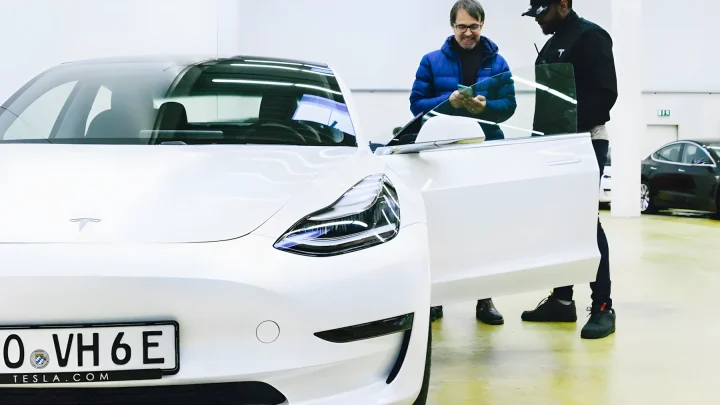 Tesla-Übergabe: Mit 8 Prüfpunkten Mängel bei Model 3 und Model Y sofort aufdecken