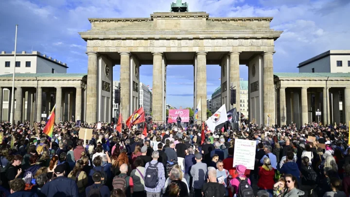 Über 2.500 Menschen protestieren am Brandenburger Tor nach AfD-Wahlsieg