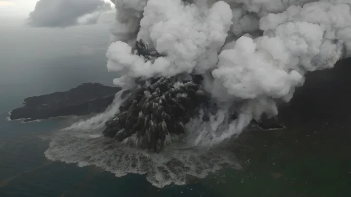 Vulkanausbruch in Indonesien: 2300 Flüge gestrichen und 270.000 Passagiere gestrandet