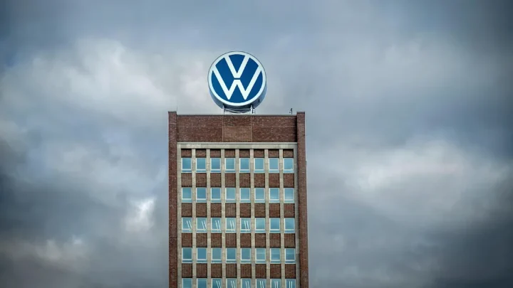 VW prüft Fußball-Sponsoring: Steigt der Konzern bei Bayern, Stuttgart und Wolfsburg aus?
