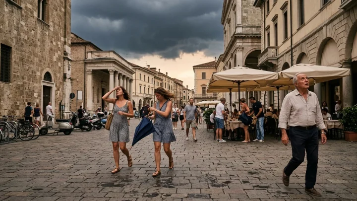 Dunkle Gewitterwolken ziehen über eine italienische Landschaft