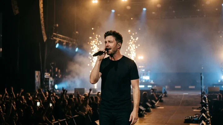 Sänger Wincent Weiss live auf der Konzertbühne vor begeistertem Publikum