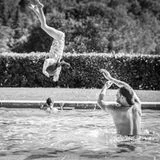 Dann folgt auch schon die nächste Wasser-Action: Prinz Harry wirbelt im Pool Tochter Lilibet umher …