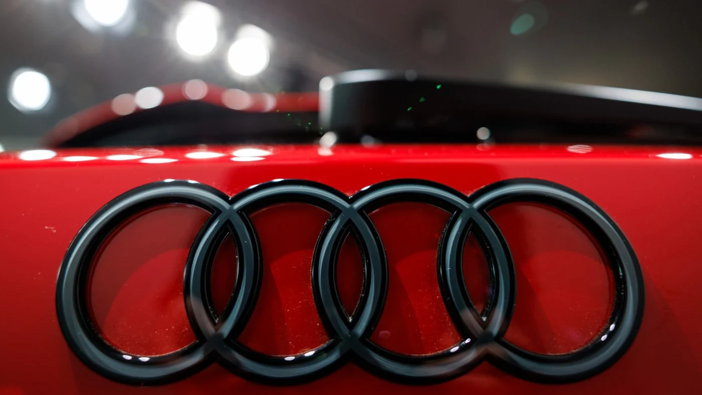 Das Audi-Logo auf einem Fahrzeug (Symbolbild). Am Standort Neckarsulm trennt sich der Autobauer Audi bis Ende Juni von allen noch verbliebenen Zeitarbeitern.