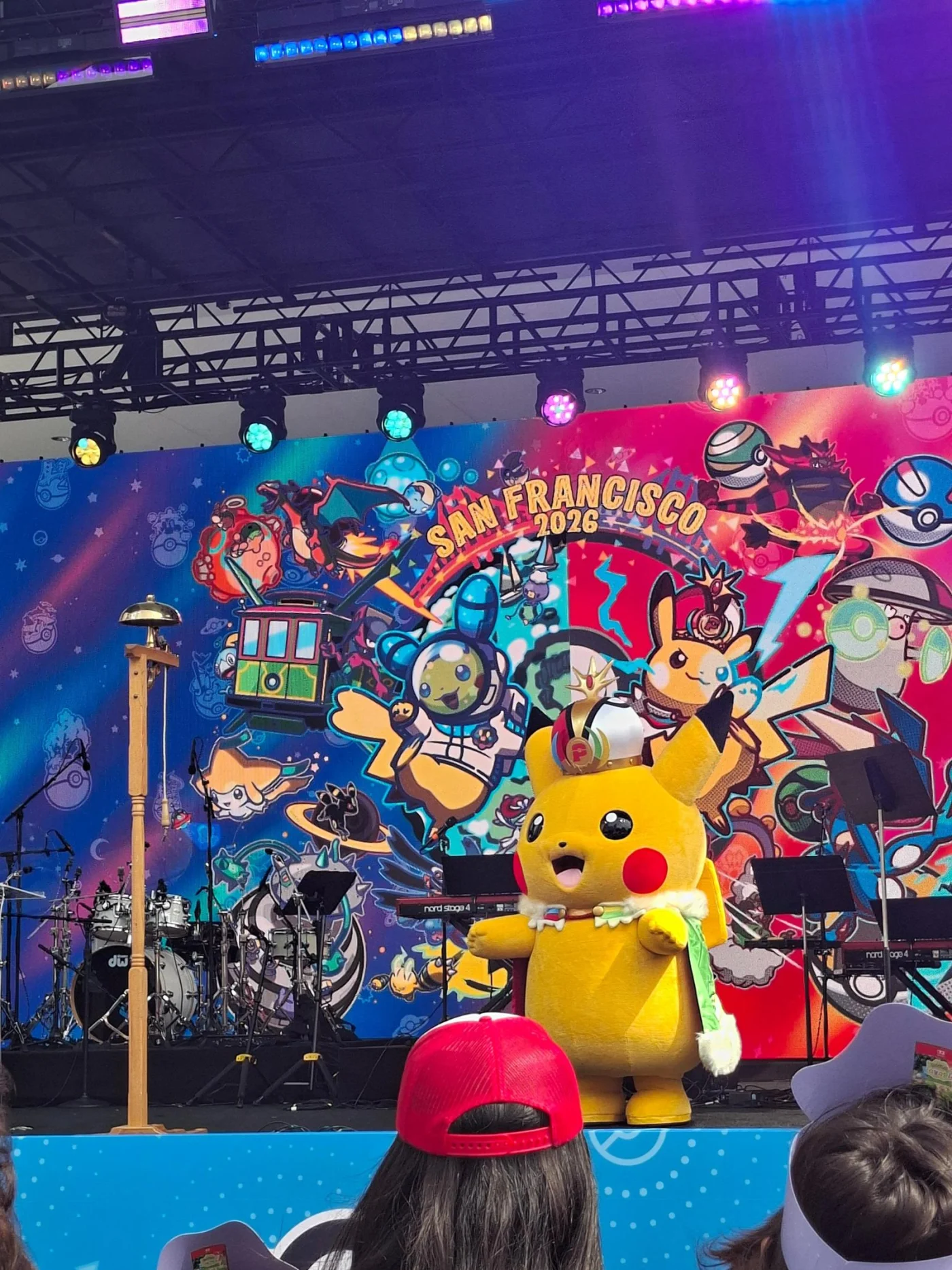 Das berühmte Pikachu rockt auch zu seinem 30. Geburtstag noch unermüdlich. Hier zur Eröffnung der Worlds in San Francisco 2026.