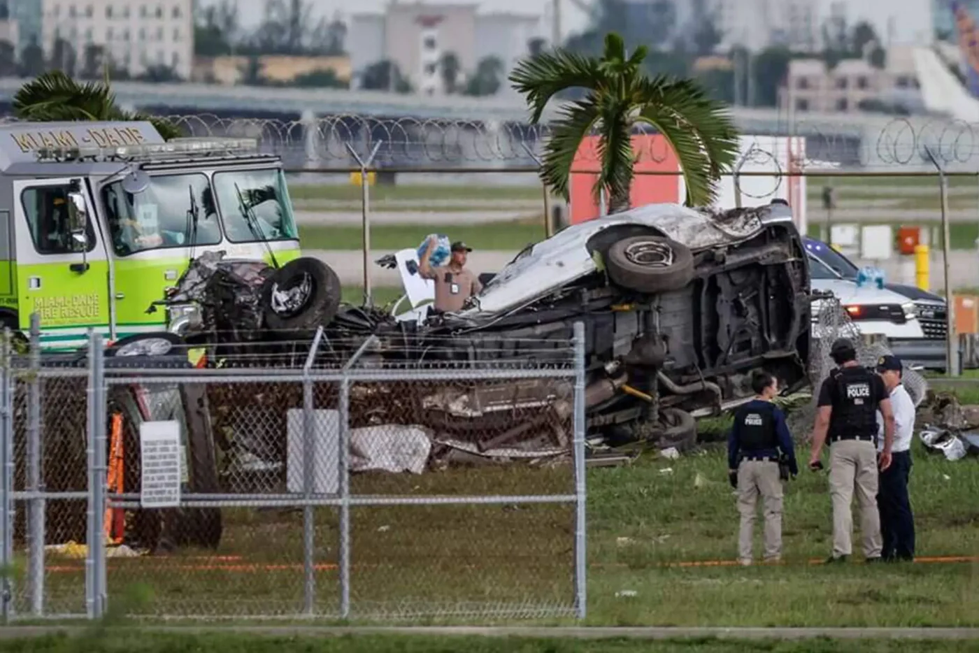 Das Flugzeug rammte mehrere Fahrzeuge.