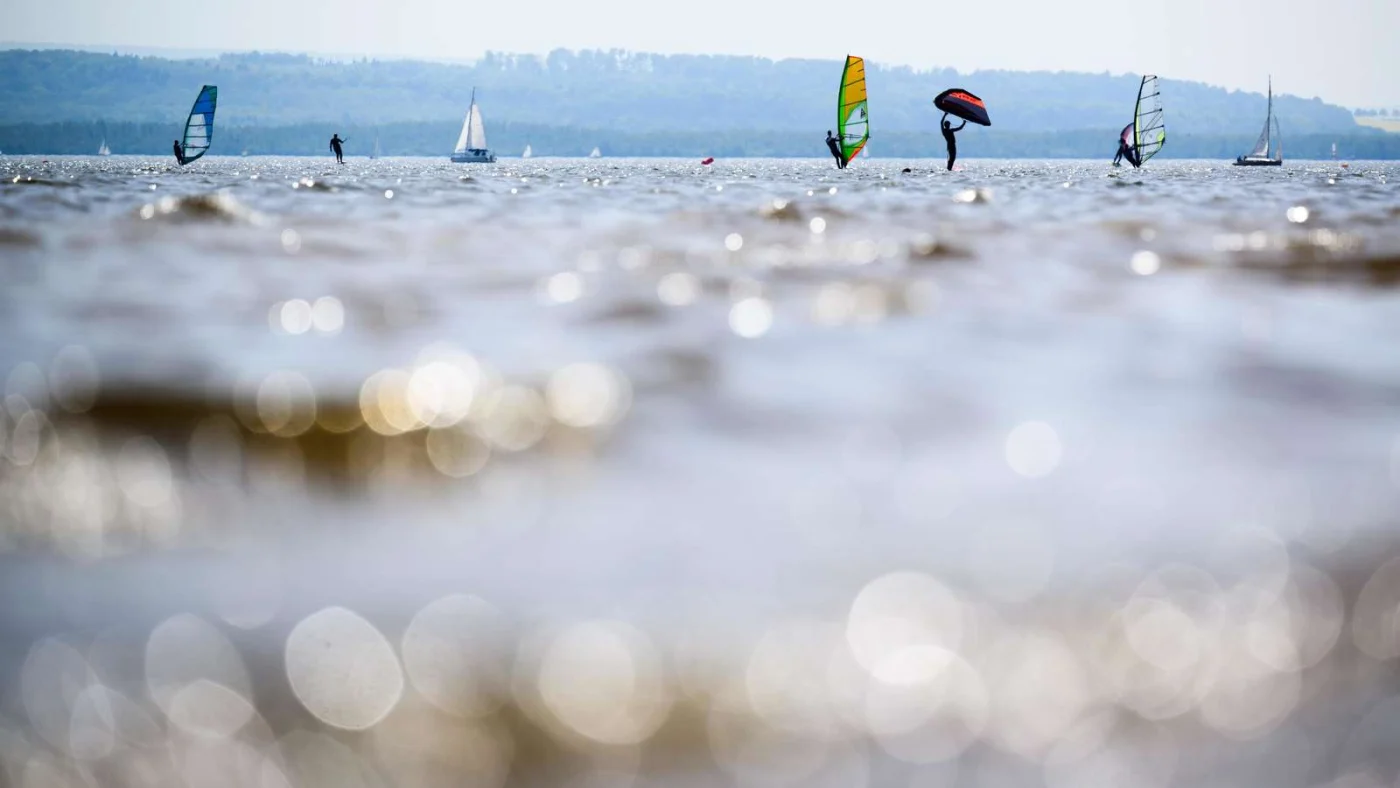 Das Steinhuder Meer nahe Hannover ist ein beliebtes Ausflugsziel, insbesondere für Windsurfer und Segler.