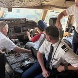 Denn Archie darf im Cockpit sogar ans Steuer eines Flugzeuges – natürlich nur, solange der Flieger nicht abgehoben ist. Dabei trägt Harrys Sohn stilecht eine Pilotenmütze, die ihm natürlich viel zu groß ist.