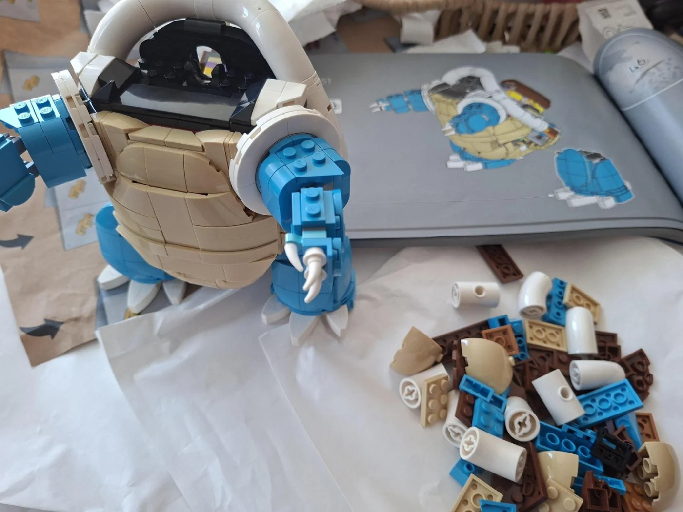 Der Aufbau von den Lego-Pokémon, hier Turtok, erfolgt in vielen übersichtlichen Einzelschritten und Tüten, die man sich über Tage verteilen kann.