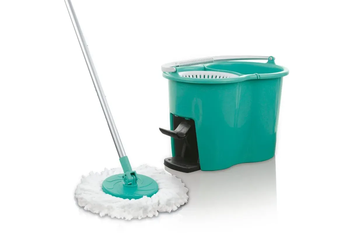 Der Cleanmaxx Power-Wischmopp mit Eimer auf weißem Grund