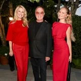 Der Gastgeber und die Ladys in Red: Michael Kors posiert mit Model Christie Brinkley und deren Tochter Sailor Brinkley-Cook, die den Designer im feurigen Partnerlook einrahmen.