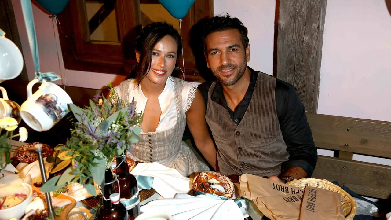 Der gebürtige Münchner Elyas M’Barek mit seiner in Kalifornien geborenen Frau Jessica bei einem gemeinsamen Oktoberfest-Besuch 2022