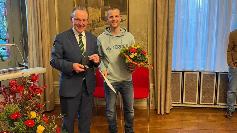 Der Karlsruher Kultur-Bürgermeister Albert Käuflein mit dem Preisträger Tim Gruber.