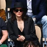 Der mögliche Versuch mit Hut auf dem Kopf und Sonnenbrille im Gesicht unerkannt zu bleiben, hat in diesem Fall nicht geklappt. Marion Cotillard wird während des French-Open-Finales auf großer Leinwand gezeigt und damit "enttarnt".