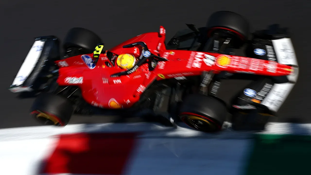 Der Siebenfache im Kleid des Siebenfachen: Lewis Hamilton (41), der als einziger wie Schumi siebenmal Weltmeister ist, ist in Monza mit Spezial-Lackierung unterwegs. Klassisches Rot, das Weiß der 2026er-Lackierung an der Airbox ist verschwunden