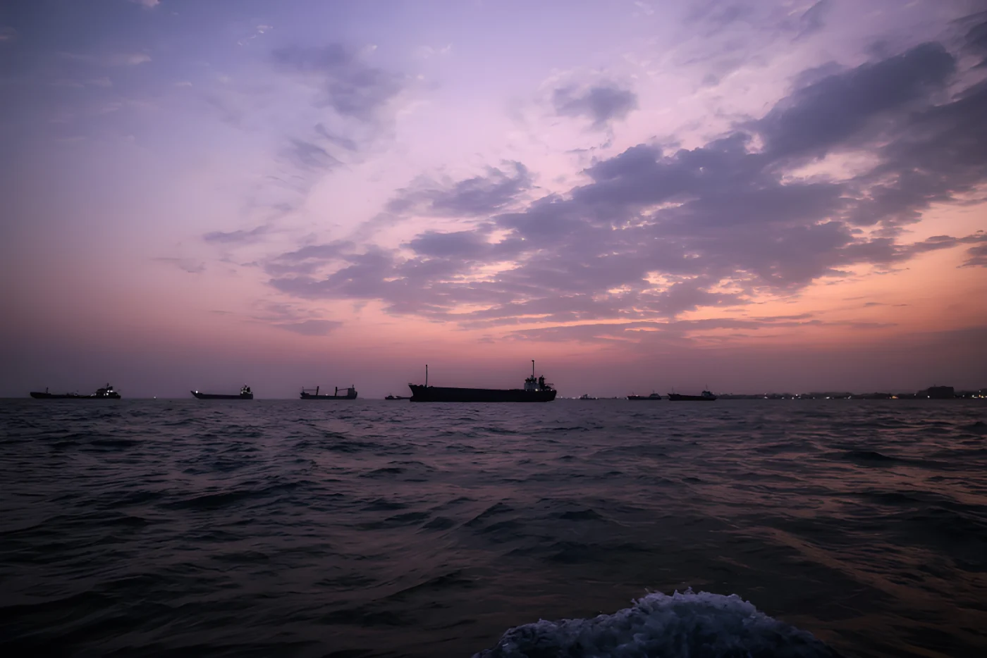 Des navires transitent dans le détroit d