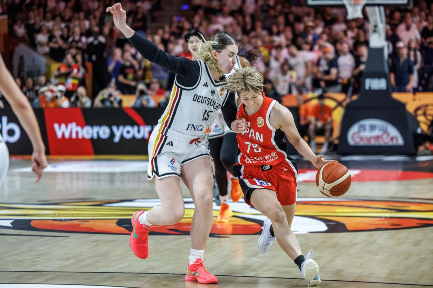 Deutschlands Luisa Geiselsöder (l) verteidigt gegen Japans Nanako Todo