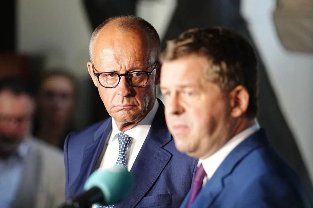 Die großen Verlierer der Wahl in Sachsen-Anhalt: Bundeskanzler und CDU-Parteichef Friedrich Merz (CDU, l) und Sven Schulze (CDU), noch amtierender Ministerpräsident von Sachsen-Anhalt.